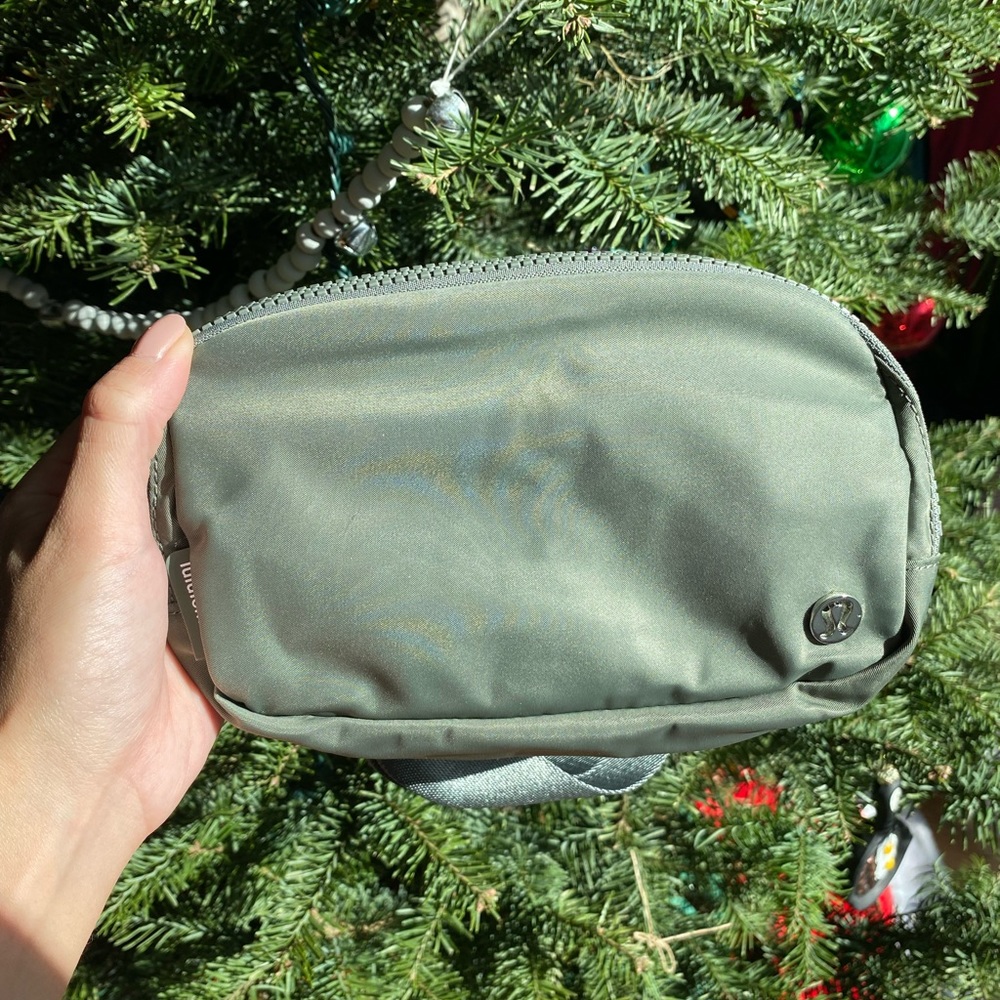 🌲Lululemon Everywhere Belt Bag Sage